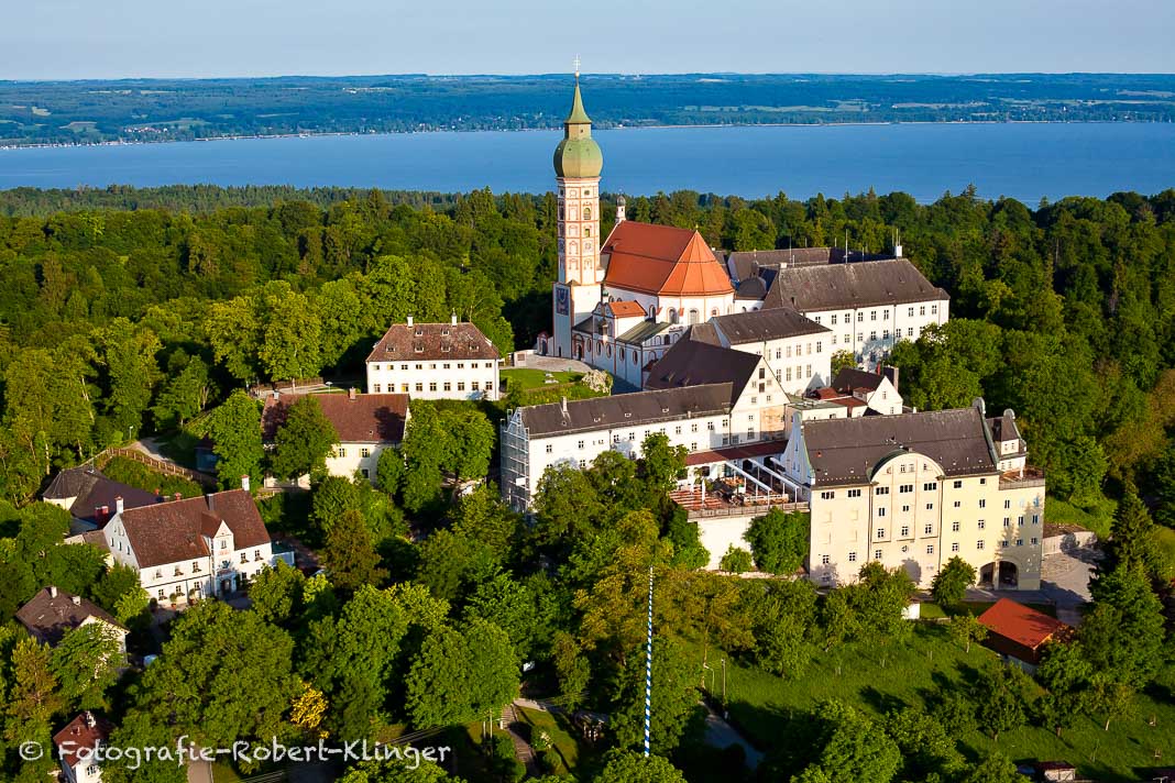 Luftaufnahme vom Kloster in Andechs und dem Ammersee