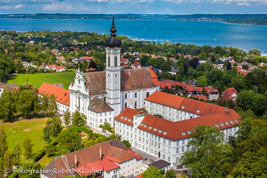 Luftaufnahme vom Marienmünster in Diessen am Ammersee mit dem See im Hintergrund