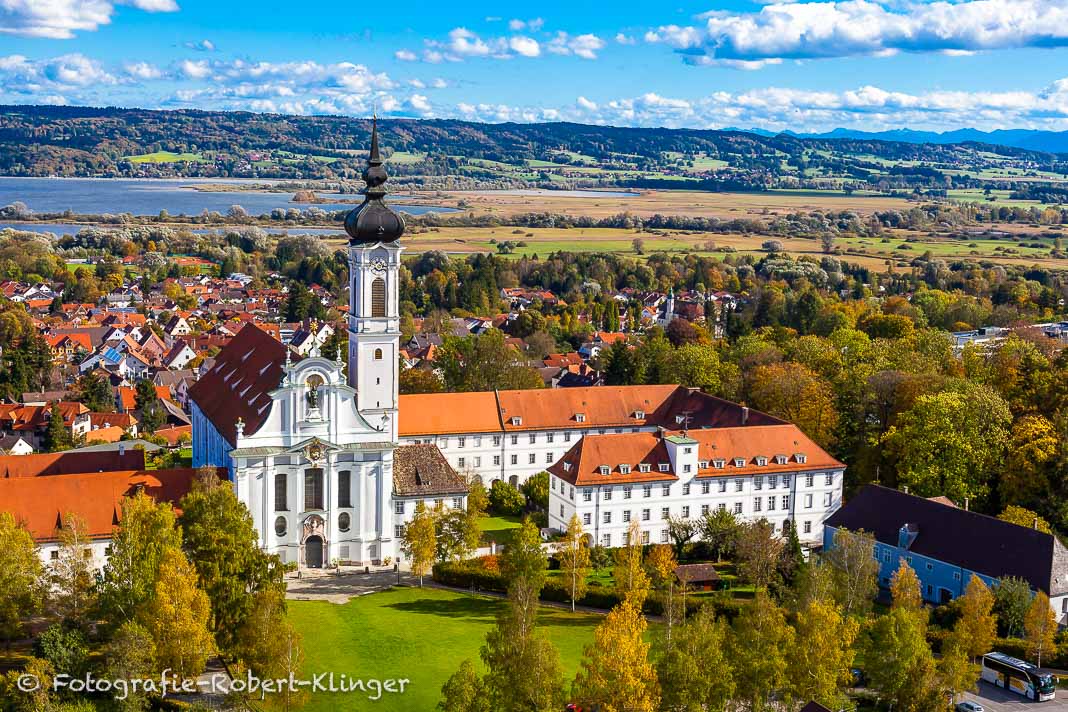 Luftaufnahme vom Marienmünster in Diessen am Ammersee mit dem See im Hintergrund