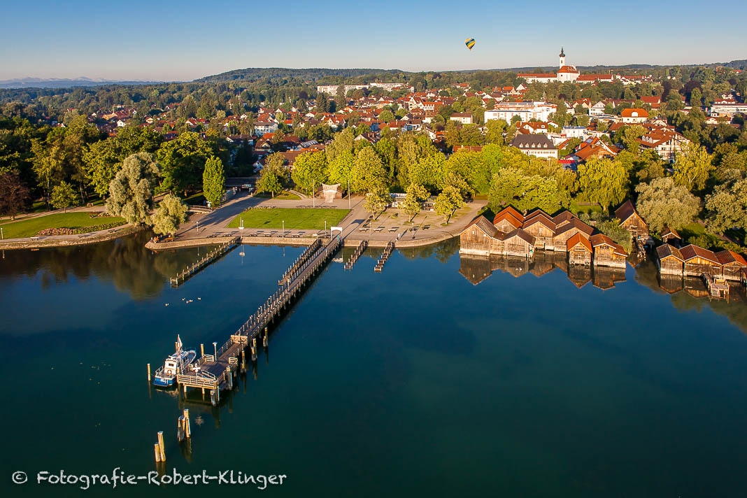 Luftaufnahme von Diessen am Ammersee und den Seeanlagen