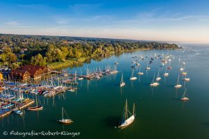 Luftbild von Segelbooten auf dem Ammersee bei Diessen