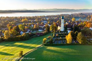 Luftaufnahme von Schondorf am Ammersee in der Morgensonne