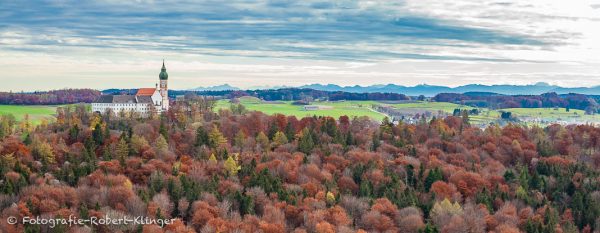 Herbstliche Luftaufnahme vom Kloster Andechs am Ammersee