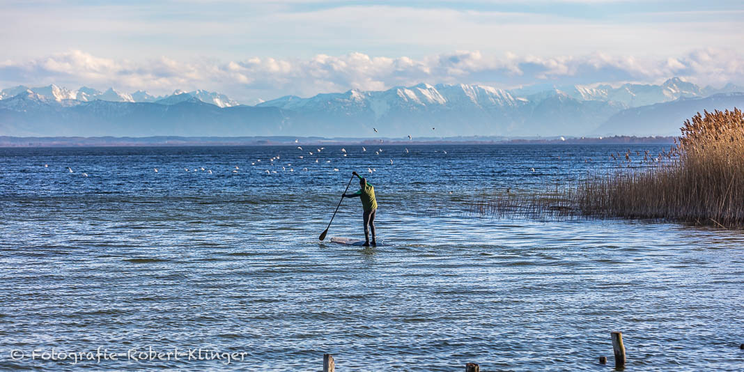 Ein SUP Paddler auf dem Ammersee bei Schondorf