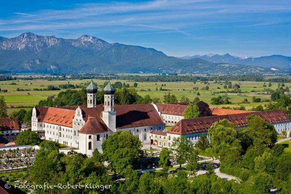 Luftaufnahme vom Kloster Benediktbeuren