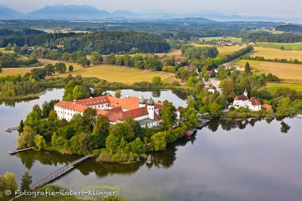 Luftaufnahme vom Kloster Seeon in Bayern