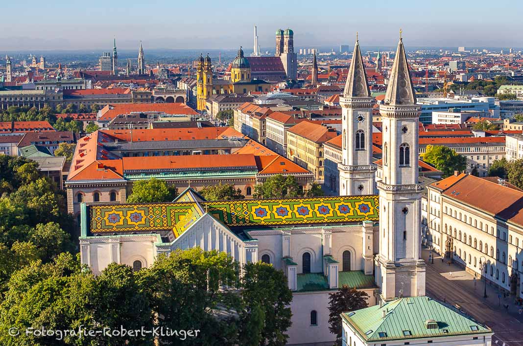 Luftaufnahme der Kirche St. Ludwig in München