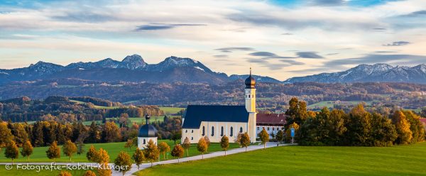 Luftbild der Wallfahrtskirche Wildparting an der A9