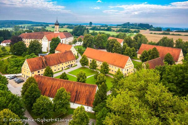 Luftaufnahme vom Kloster Oberschönenfeld im Landkreis Augsburg
