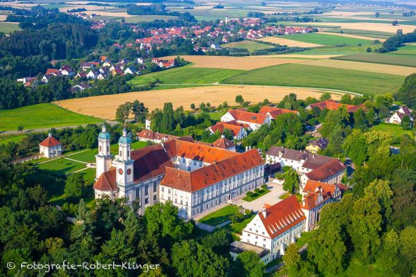Luftaufnahme vom Kloster Holzen im Landkreis Augsburg