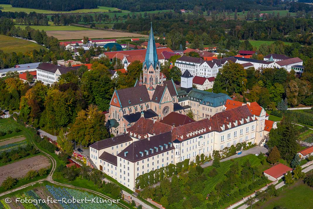Luftaufnahme vom Kloster Sankt Ottilien im Landkreis Landsberg