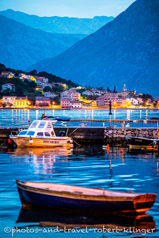 Boote in der Bucht von Kotor während der blauen Stunde