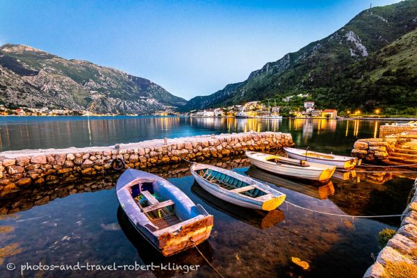 Boote in der Bucht von Kotor in Montenegro