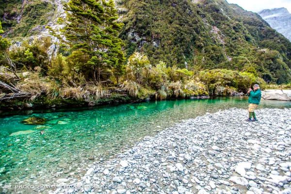 Ein Fliegenfischer am Clinton River am Milford Track in Neuseeland