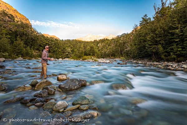 Ein Fliegenfischer am Routeburn River in Neuseeland