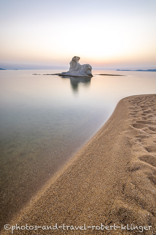 Ein Felsen im Mittelmeer auf Chalkidiki in Griechenland
