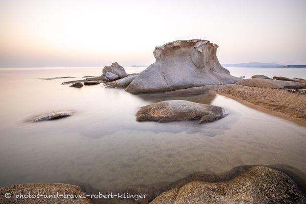 Ein Felsen im Mittelmeer in Griechenland