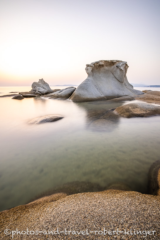 Ein Sandsteinfelsen im Mittelmeer in Griechenland