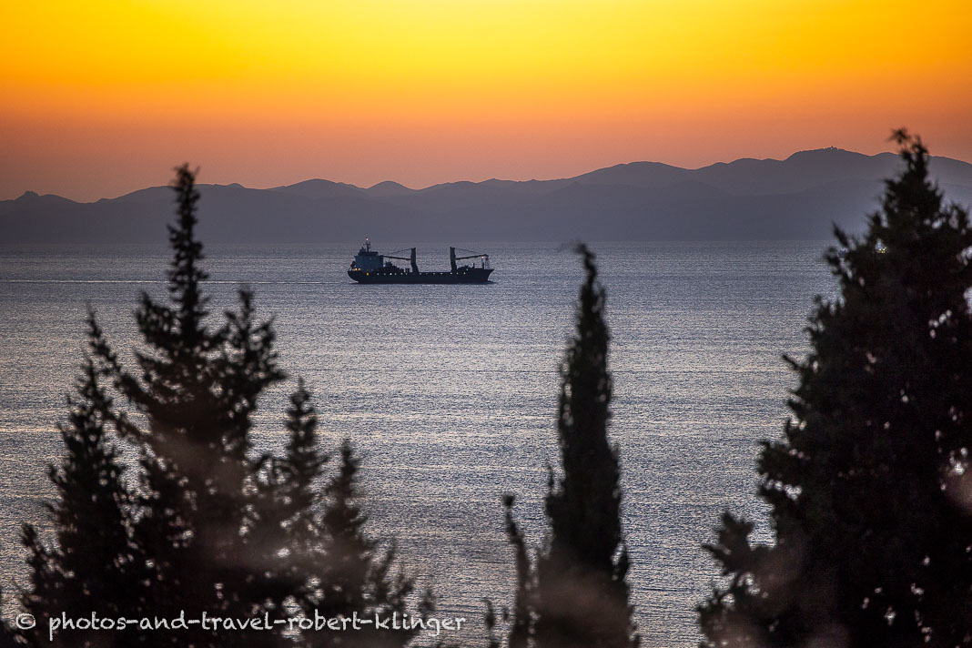 Ein Containerschiff in den Dardanellen in der Türkei