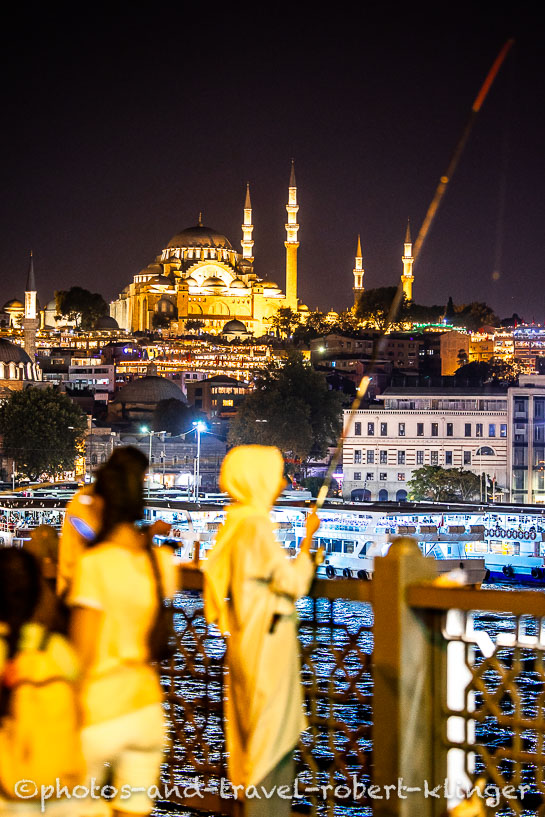 Angler auf der Atatürk Brücke in Istanbul