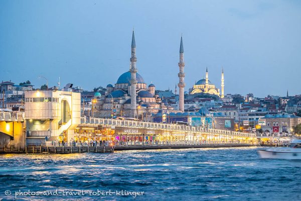 Die Die Rüstem-Pascha-Moschee in Istanbul in der blauen Stunde