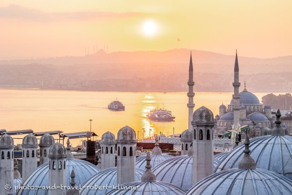 Blick von der Süleymaniye-Moschee auf den Bosporus in Istanbul am frühen Morgen