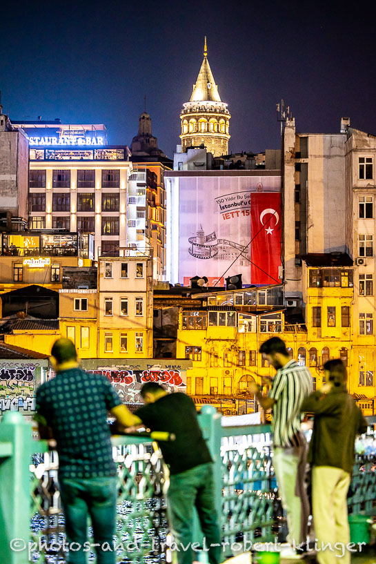 Der Galataturm und Angler auf der Galatabrücke in Istanbul in der Türkei