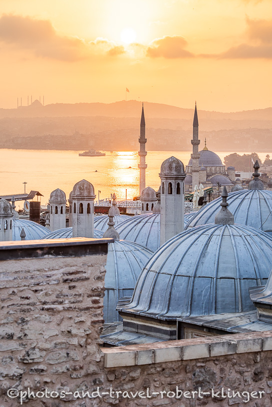 Blick von der Süleymaniye-Moschee auf den Bosporus in Istanbul
