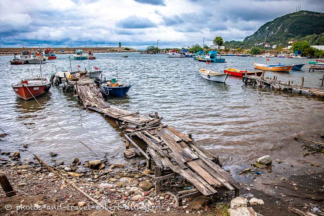 Ein kleiner Hafen an der Schwarzmeerküste in der Türkei