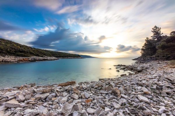 Eine Bucht am Mittelmeer in Kroatien bei Sonnenaufgang