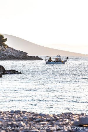 Ein Fischerboot auf dem Mittelmeer in Kroatien