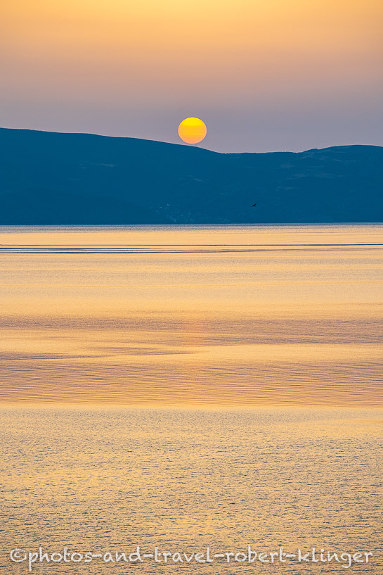 Hochformat: Sonnenuntergang am Ohrid See in Nordmazedonien