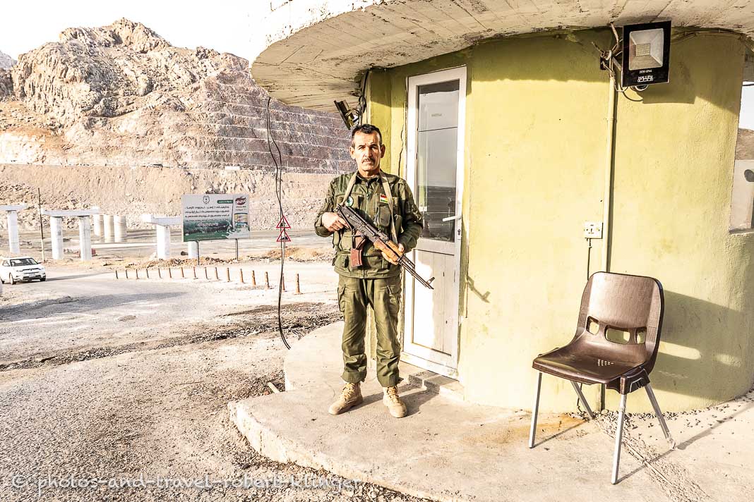 Ein Peschmerga Soldat an einer Kontrollstation im Irak