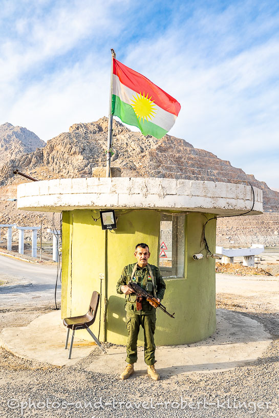 Hochformat: Ein Peschmerga Soldat an einer Kontrollstation im Irak