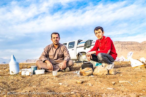 Ein Vater mit Sohn auf einem Feld in Kurdistan im Irak