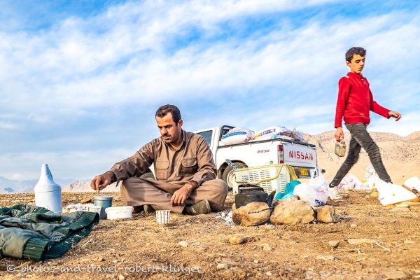 Ein Vater und sein Sohn auf einem Feld in Kurdistan im Irak