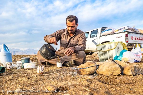 Ein kurdischer Landwirt bereitet Tee auf seinem Feld zu, Irak, Autonome Region Kurdistan