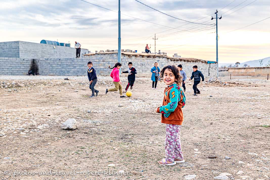 Kurdische Kinder spielen in einem Dorf im Irak Fußball