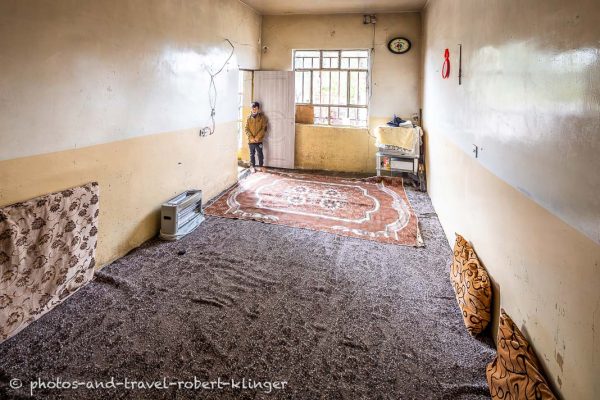 Ein kurdischer Junge steht an der Türe zum gemeinsamen Schlafzimmer der Familie in Kurdistan im Irak