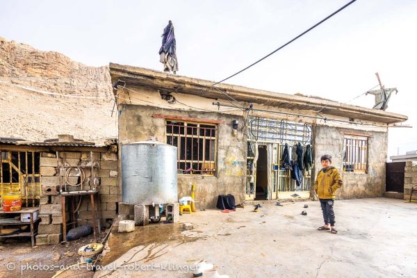 Ein kurdischer Junge vor seinem Haus im Irak in Kurdistan