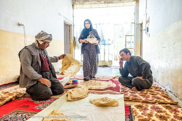 Eine kurdische Familie beim Mittagessen im Irak