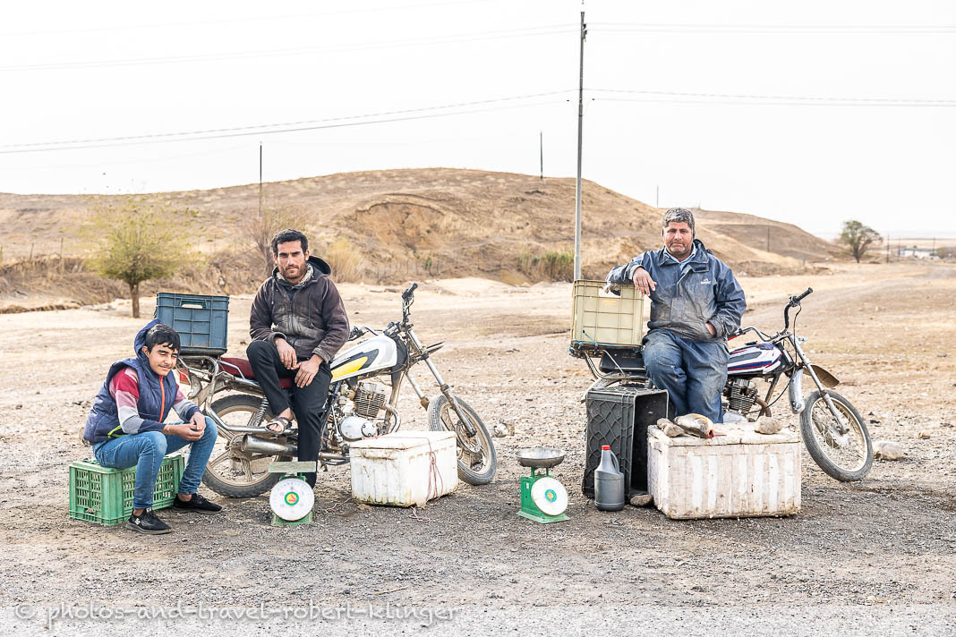 Kurdische Männer verkaufen Fisch an der Straße im Irak am Dukan See