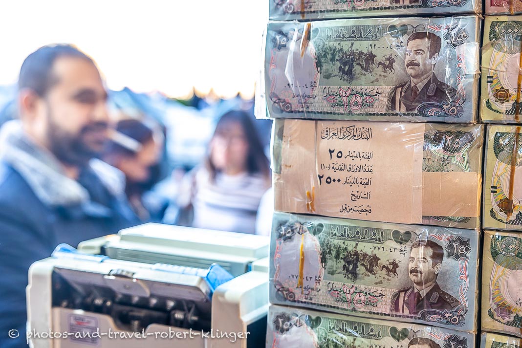 Geldscheine mit einem Bild von Saddam Hussein in Erbil im Irak