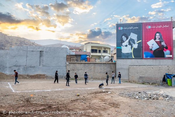 Kurdische Kinder spielen Volleyball in Dukan im Irak