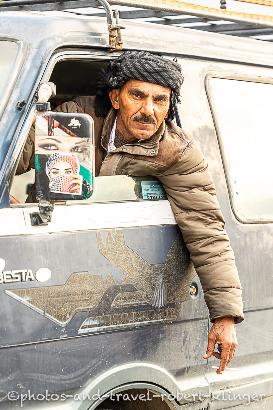 Portrait eines Kurden im Auto aus dem Irak