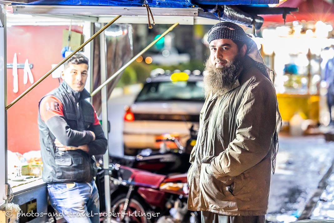 Zwei Kurden an einem Straßenrestaurant im Irak in Kurdistan