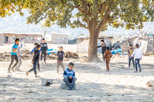 Ein paar Jungs spielen in einem Dorf im Irak Fußball