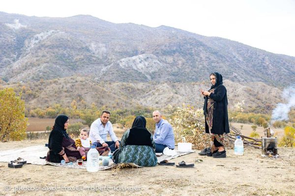 Eine kurdische Familie aus Erbil während einem Picknick in den Bergen im Nordirak