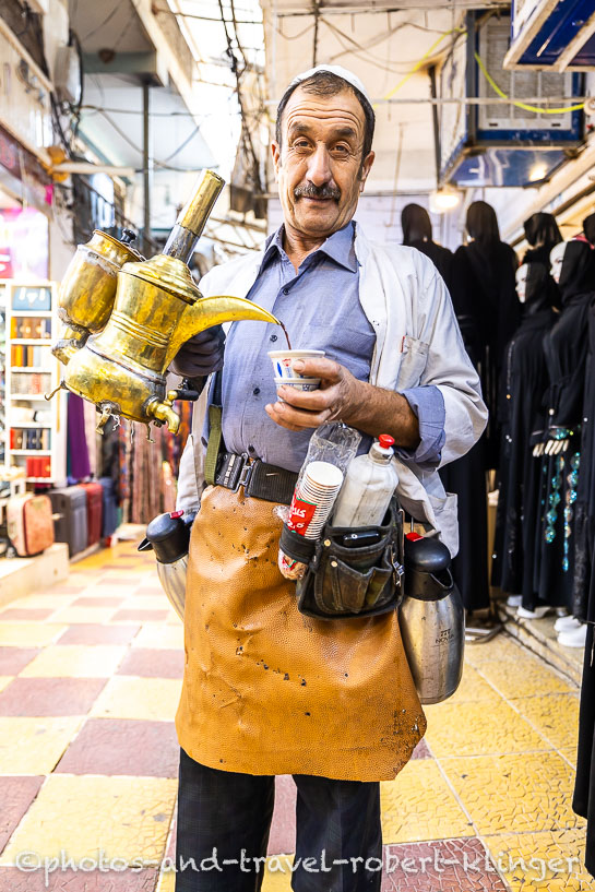 Ein Cafe Verkäufer auf einem Bazar im Irak