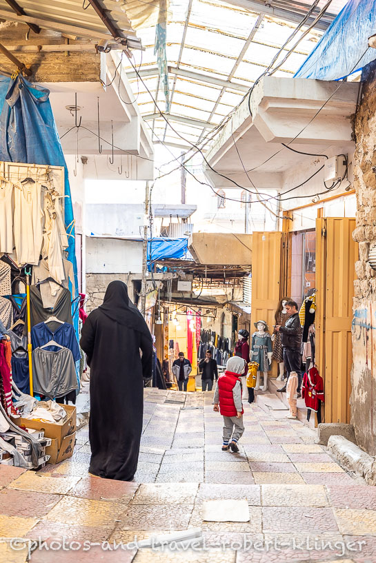 Eine irakische Mutter mit ihrem Sohn auf einem Bazar im Irak